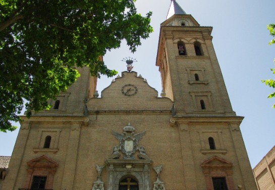 Campanario de una iglesia, lugar habitual de posada y cría de palomas Campanario de una iglesia, lugar habitual de posada y cría de palomas