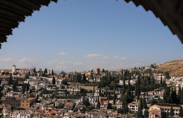 Vista de Granada con su caserío blanco y la sierra al fondo